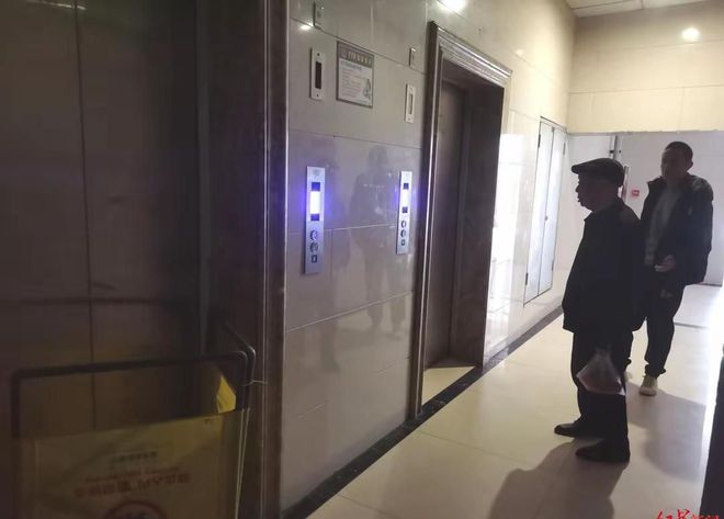 梯停运无钱维修上百住户挤一部电梯回应凯发K8国际娱乐绝望！28楼高层电(图2)