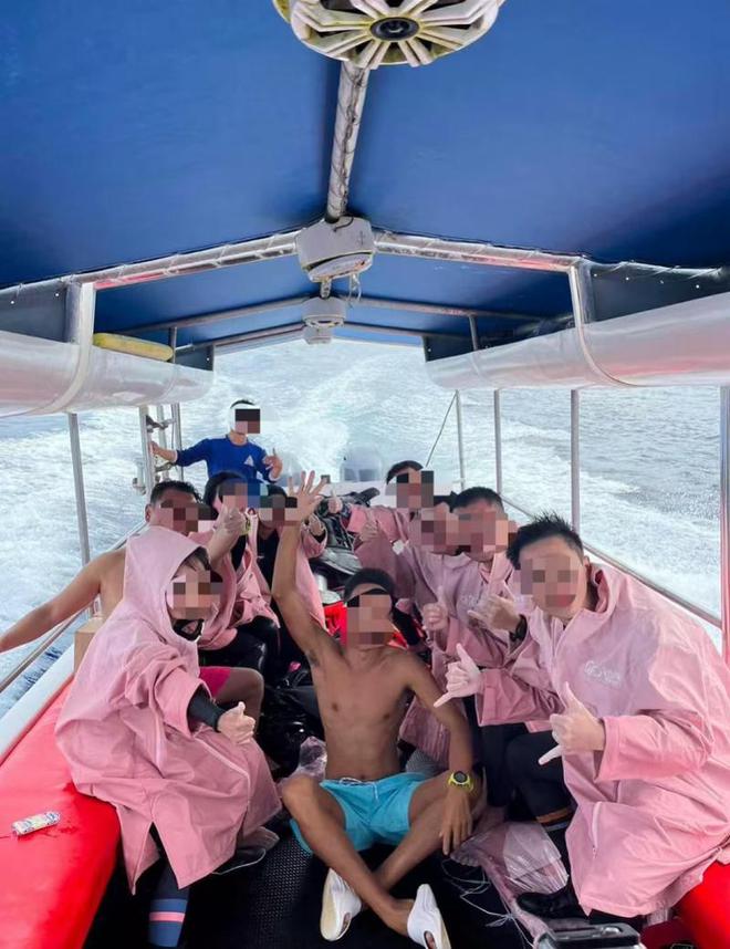 泡在海里挥舞着象拔船只靠近时大声呼救有人激动流泪凯发k8一触即发帕劳潜水失联9人获救画面曝光：(图3)